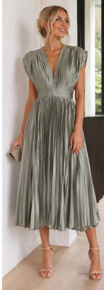 Diane & Susan™ | Timeless Pleated Midi Dress