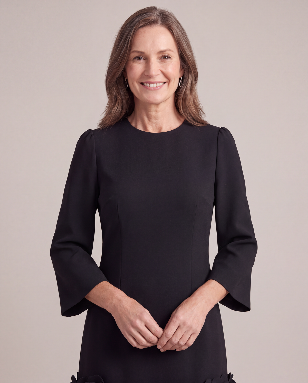 Solange black dress round neckline and flared three-quarter sleeves close-up